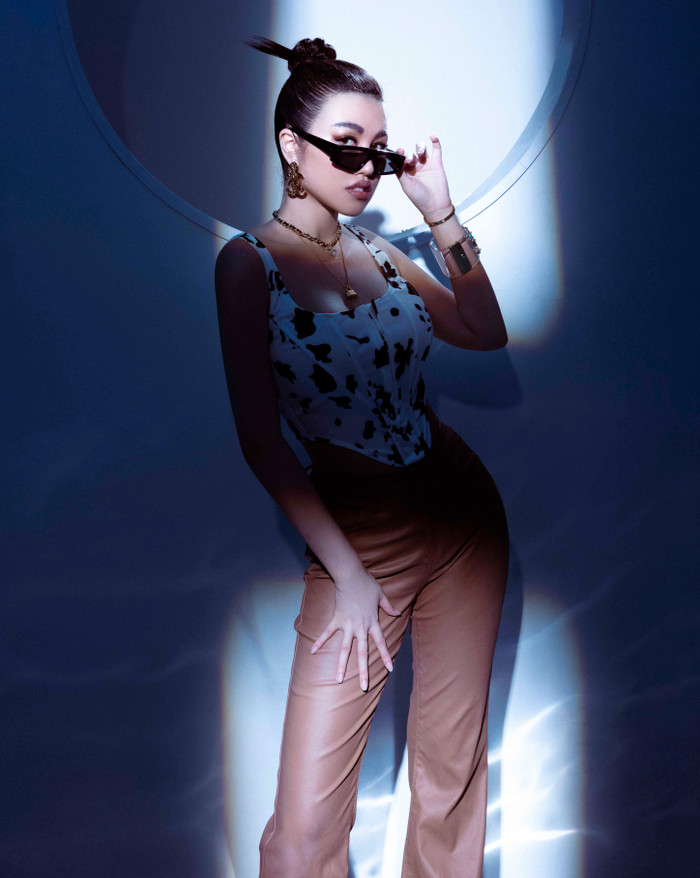 Khoác lên mình cây hàng hiệu Chanel, Versace, Dior, Burberry Emily rạng ngời và sành điệu