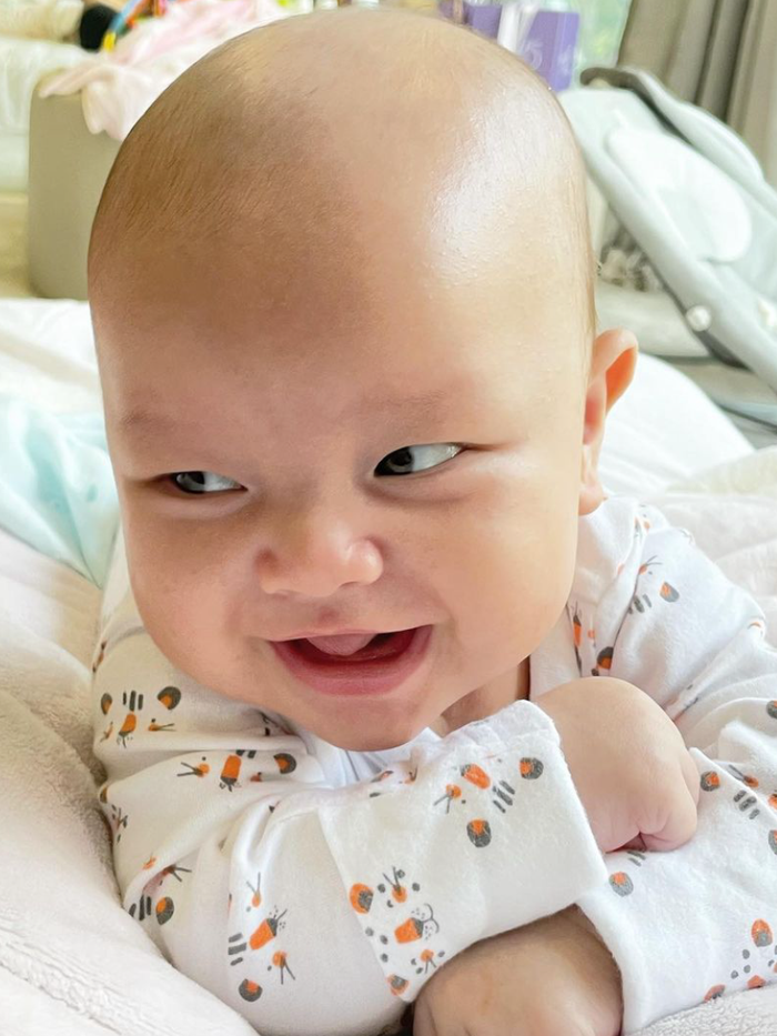 Sự lém lỉnh toát ra trong ánh mắt.