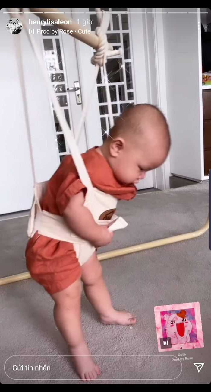 Khi đang chơi xích đu...