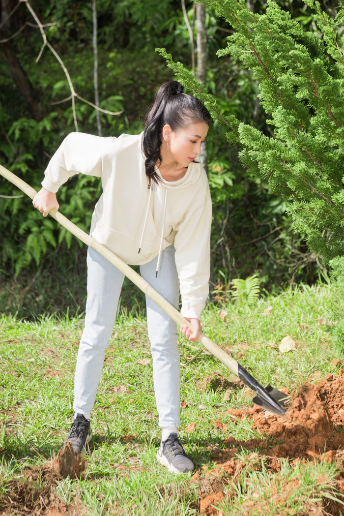 Phương Khánh 'mướt mồ hôi' cùng Ngọc Tình và dàn người đẹp Miss Earth trồng cây phủ xanh Ảnh 3