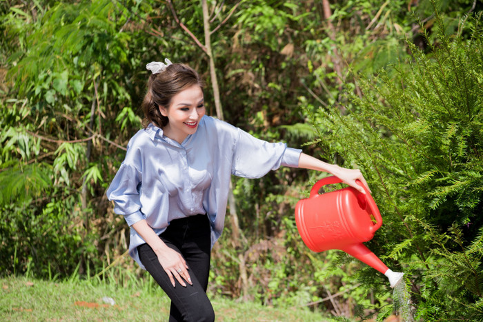 Phương Khánh 'mướt mồ hôi' cùng Ngọc Tình và dàn người đẹp Miss Earth trồng cây phủ xanh Ảnh 9