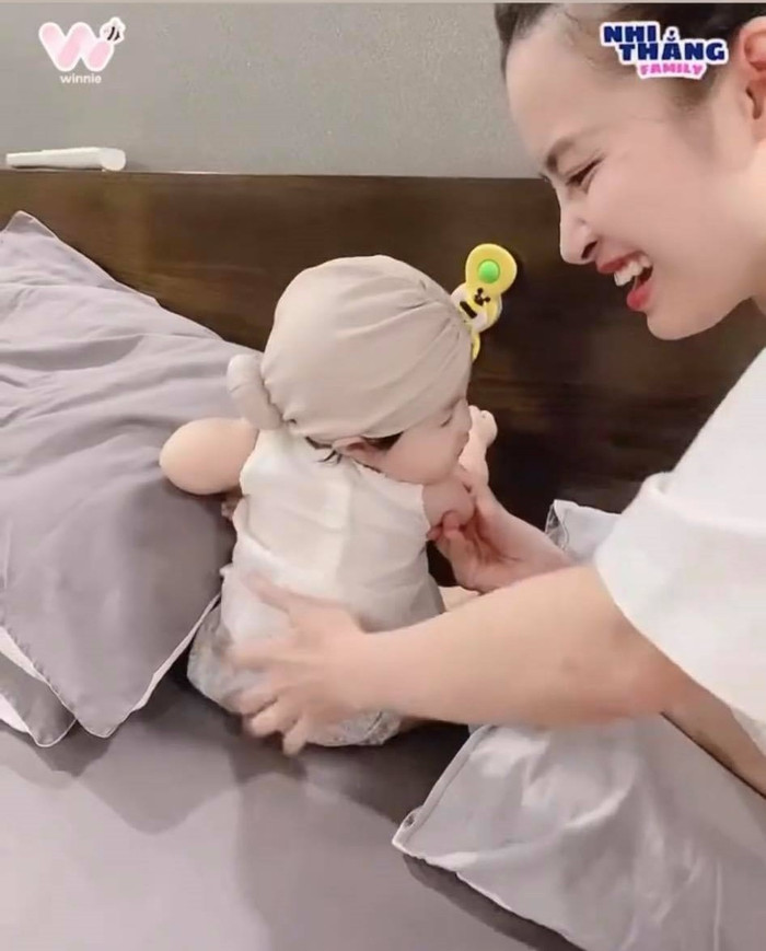 Mẹ Đông Nhi vừa trợ giúp ngồi dậy vừa không nhịn được cười.