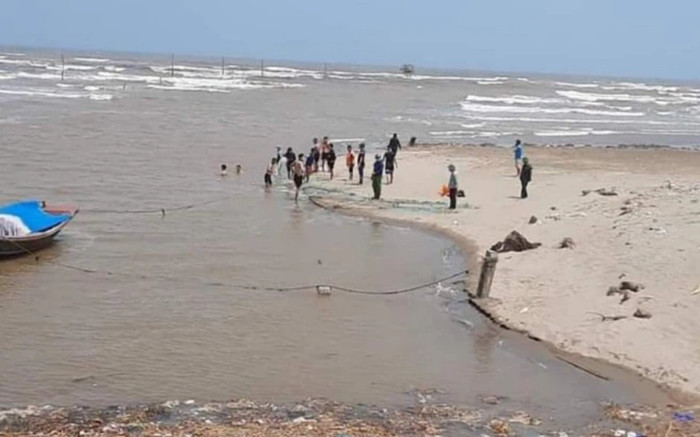 Vụ 3 học sinh lớp 7 bị đuối nước mất tích ở Nam Định: Lên phương án tìm kiếm xuyên đêm Ảnh 2