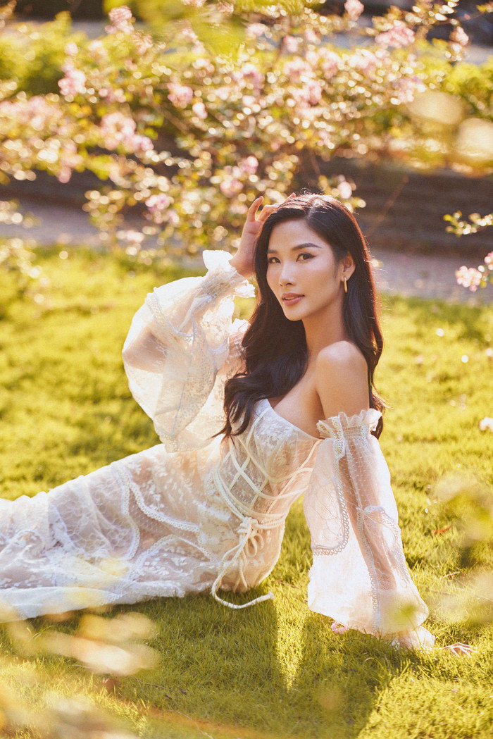 Chung một chiếc váy mỏng như sương, Hoàng Thuỳ - Mai Phương Thuý khiến fan 'đại chiến' Ảnh 8