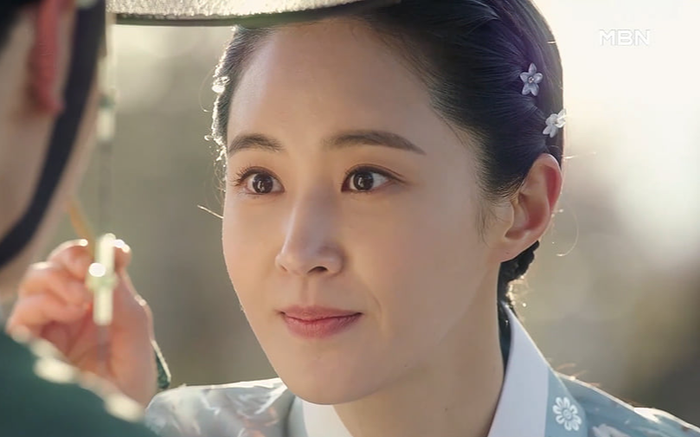 Yuri (SNSN) hoá 'nữ thần cổ trang' - visual đỉnh cao đẹp hút hồn khiến fan 'sang chấn tâm lý' Ảnh 2