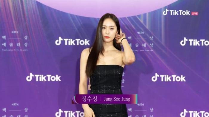 Krystal (Fx) gặp sự cố trang phục suýt lộ hàng tại thảm đỏ trao giải Baeksang 2021 Ảnh 8