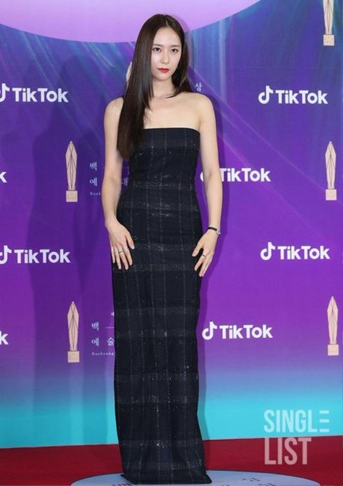 Krystal (Fx) gặp sự cố trang phục suýt lộ hàng tại thảm đỏ trao giải Baeksang 2021 Ảnh 7