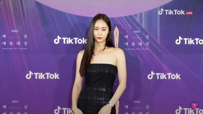 Krystal (Fx) gặp sự cố trang phục suýt lộ hàng tại thảm đỏ trao giải Baeksang 2021 Ảnh 4