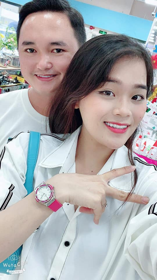 Ngân Thảo có vẻ 'tự tin' hơn khi cùng chồng đi mua sắm