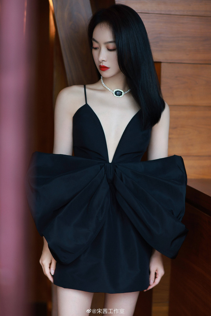 Dù không sở hữu vòng 1 nảy nở như các đàn chị em trong showbiz nhưng bù lại nữ diễn viên có làn da trắng không tì vết