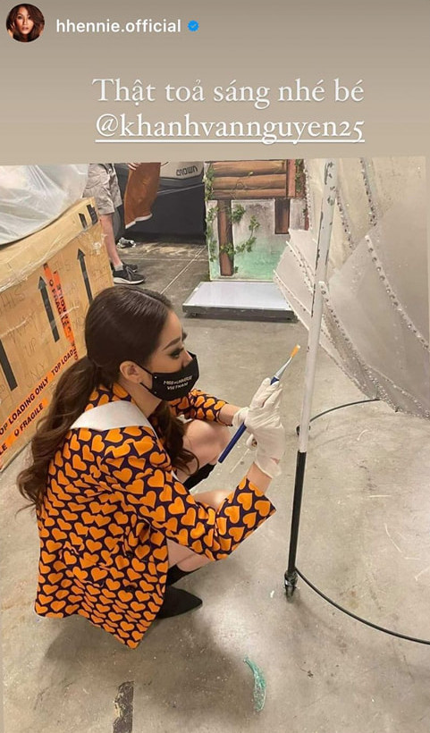 H'Hen Niê gửi lời động viên đến đàn em khi nhìn thấy cô nàng phải tự mình sửa lại bộ trang phục dân tộc Kén Em.