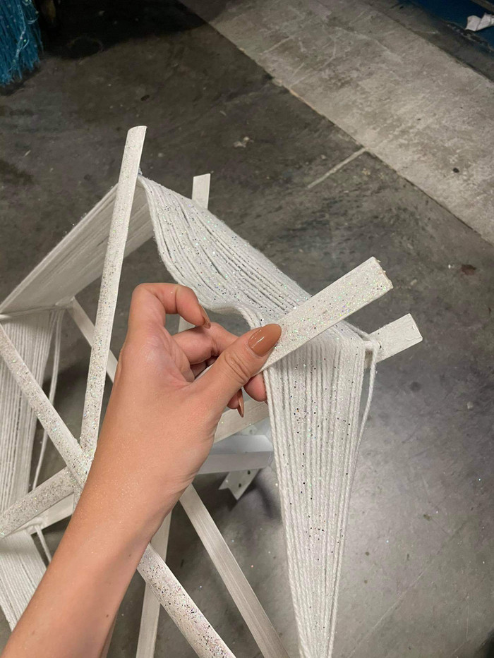 Người đẹp cũng tự tay chỉnh sửa lại phần bàn quay tơ...