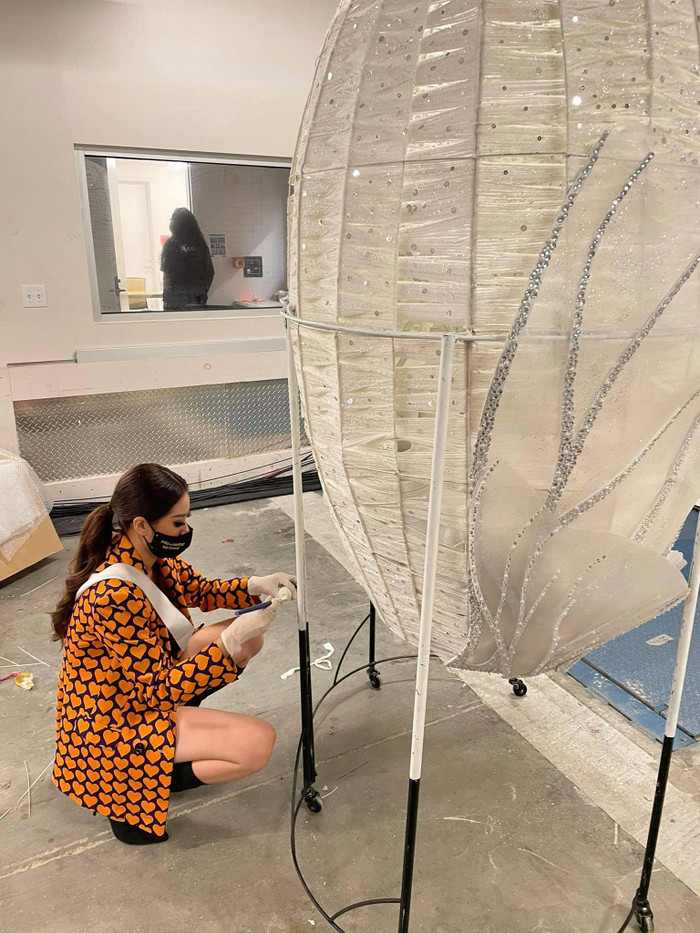 Cô tự tay sơn lại 4 phần chân bánh xe để tạo tổng thể trắng hoàn thiện hơn.