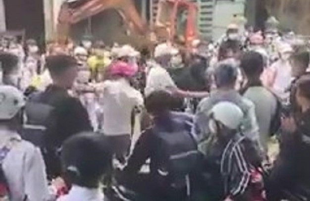 Hiện trường vụ ẩu đả của nhóm học sinh. Ảnh cắt từ clip