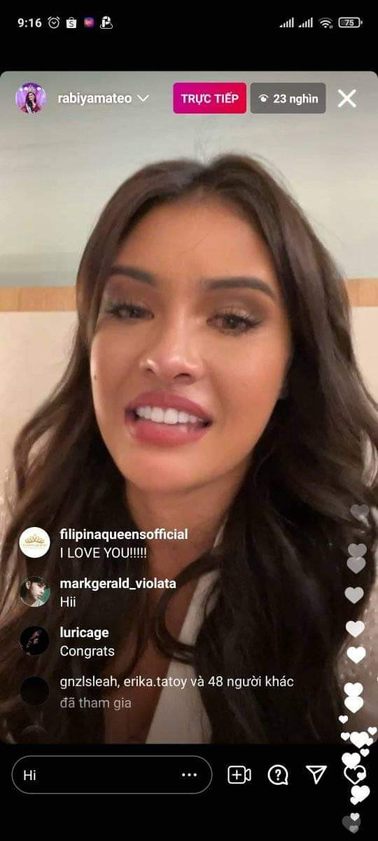 Cô gái đã phát khóc khi không trình diễn được trọn vẹn.