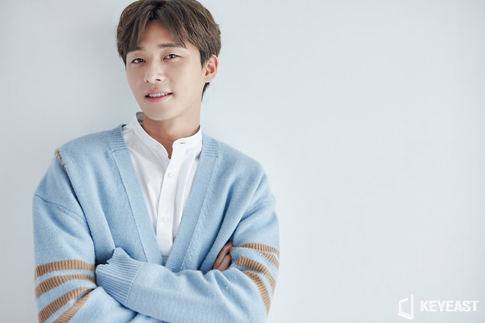 Park Seo Joon rục rịch trở lại màn ảnh với phim kinh dị mới của biên kịch 'Người thầy y đức' Ảnh 4