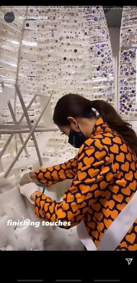 Hình ảnh Khánh Vân cặm cụi sửa đồ được đăng lên story của chương trình.