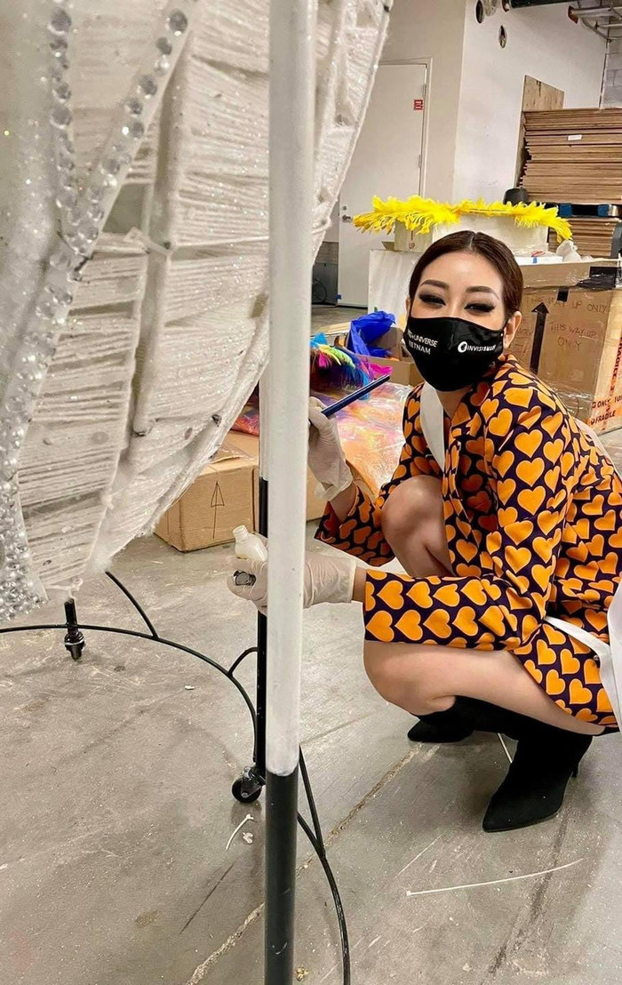 Cô nàng không cần nhờ đến sự trợ giúp của ekip.