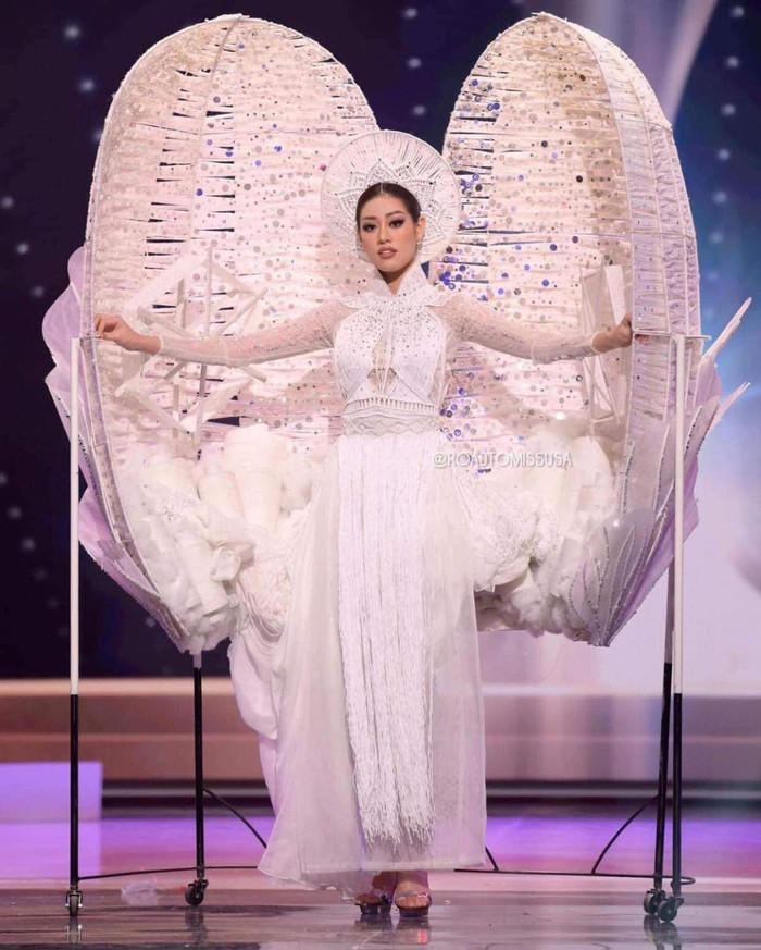 Khánh Vân tỏa sáng với phần thi trang phục dân tộc tại Miss Universe 2020.