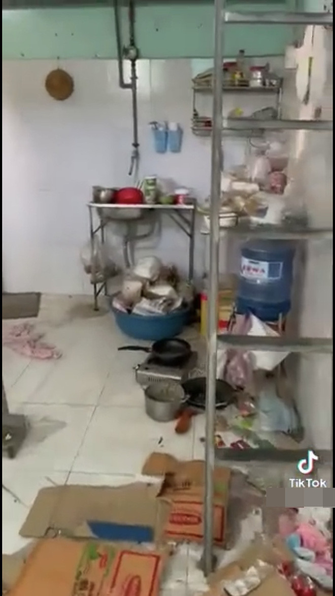 Rác tràn ngập mọi ngõ ngách căn phòng khiến chủ trọ tá hỏa
