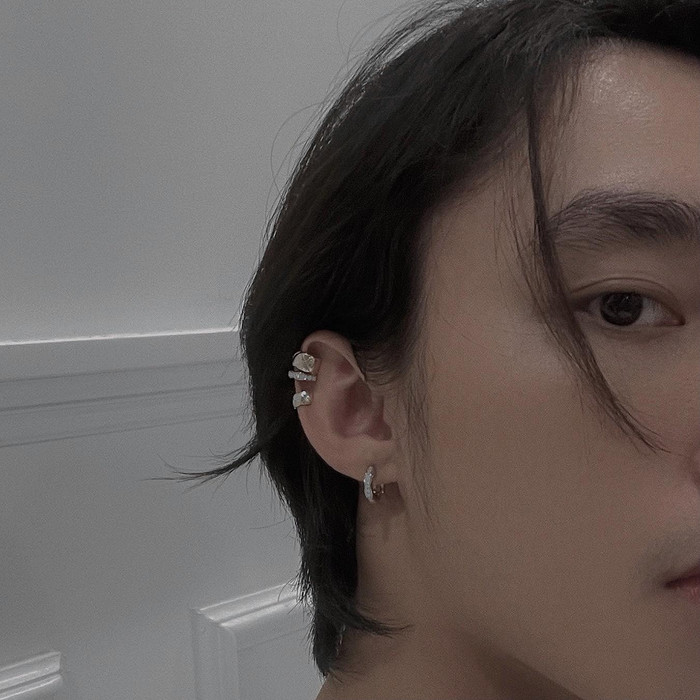 Sơn Tùng khoa một góc mặt với làn da trắng mịn đến 'phát hờn'.