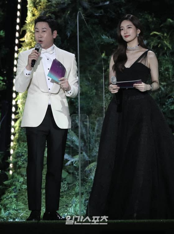 Lần thứ hai diện váy xa xỉ từ nhãn hàng mà các tín đồ vẫn chưa thấy Suzy bật lên được