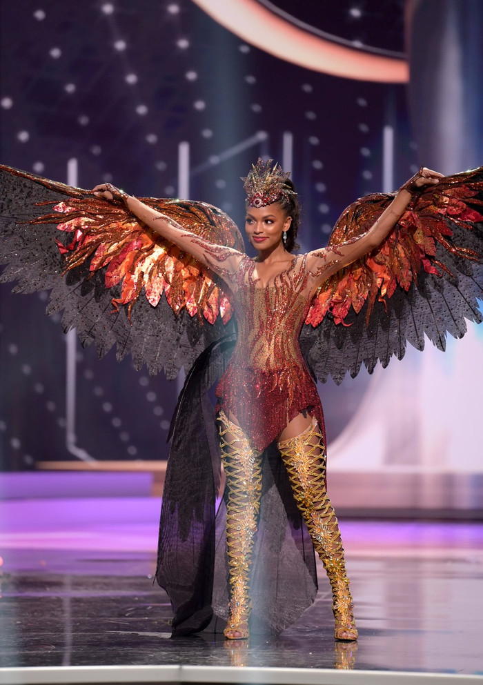 Đại diện nước chủ nhà Mỹ, Asya Branch hóa thân thành chim đại bàng. Vì chim đại bàng biểu tượng cho sức mạnh và tự do của đất nước Hoa Kỳ