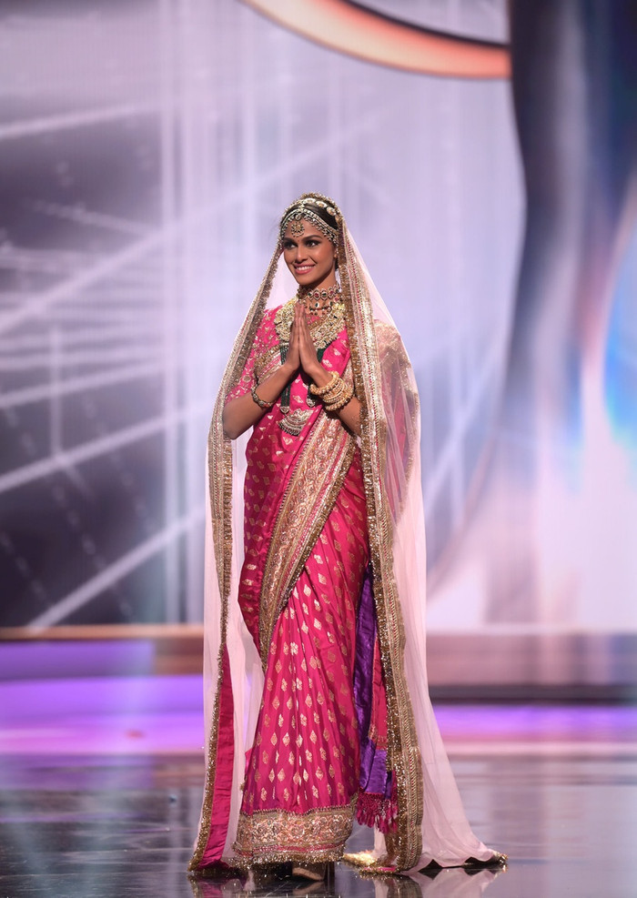 Người đẹp đại diện cho Ấn Độ trong bộ sari truyền thống của phụ nữ người Ấn