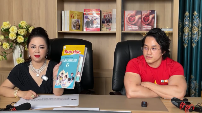 Bà Phương Hằng xin lại 2 cuốn sách từ nam gymer