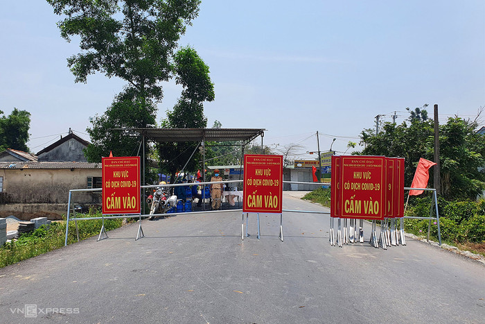 Chốt kiểm soát ra vào xã Phong Hiền. Ảnh: Võ Thạnh/VnExpress