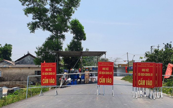 Nhóm người băng đường ruộng vào xã đang bị phong tỏa do dịch COVID-19 để đánh ghen Ảnh 2