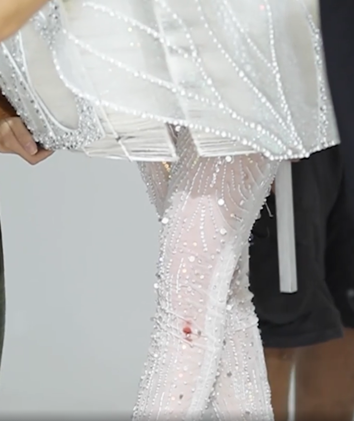 Hay khi diện thử bộ trang phục KénEm tại Việt Nam, Khánh Vânđã bị pha lê trên bộ trang phục cứa vào chân gây chảy máu.