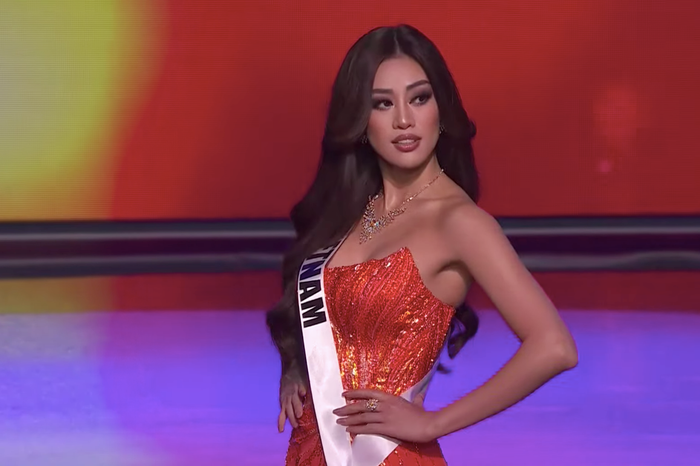 Tại đêm thi Bán kết Miss Universe 2021, Khánh Vân gây thương nhớ với trang phục dạ hội với tên gọi Hừng Đông, là sự khởi đầu mang ánh sáng và năng lượng đến cho nhân loại. (Ảnh: Miss Universe)