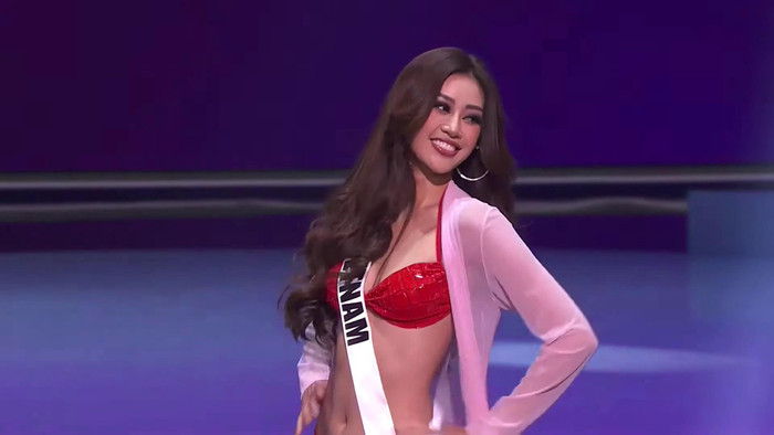 Khánh Vân khoe trọn hình thể quyến rũ, tự tin sải bước mặc dù được gọi tên cuối cùng. (Ảnh: Miss Universe)