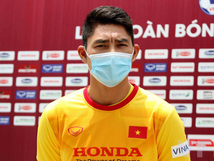 Phạm Văn Phong không giấu được niềm hạnh phúc trong lần đầu lên tuyển Việt Nam.