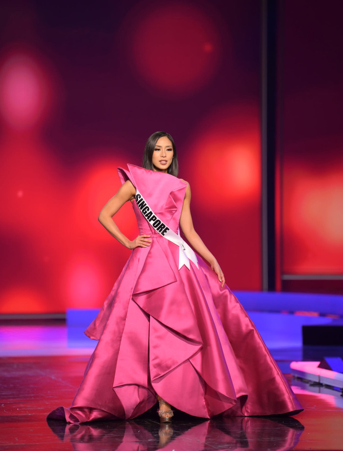 Bernadette Belle Ong - Đại diện của Singapore như đang 'bơi' trong chính bộ váy to sụ, thiết kế không tôn lên được một chút nào đường cong hình thể.