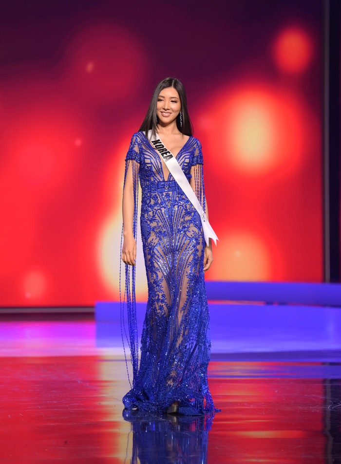 Hari Park - Đại diện của Hàn Quốc trong bộ váy xuyên thấu quá đà đến mức khán giả cảm tưởng thấy rõ vùng nhạy cảm của cô trước ống kính.