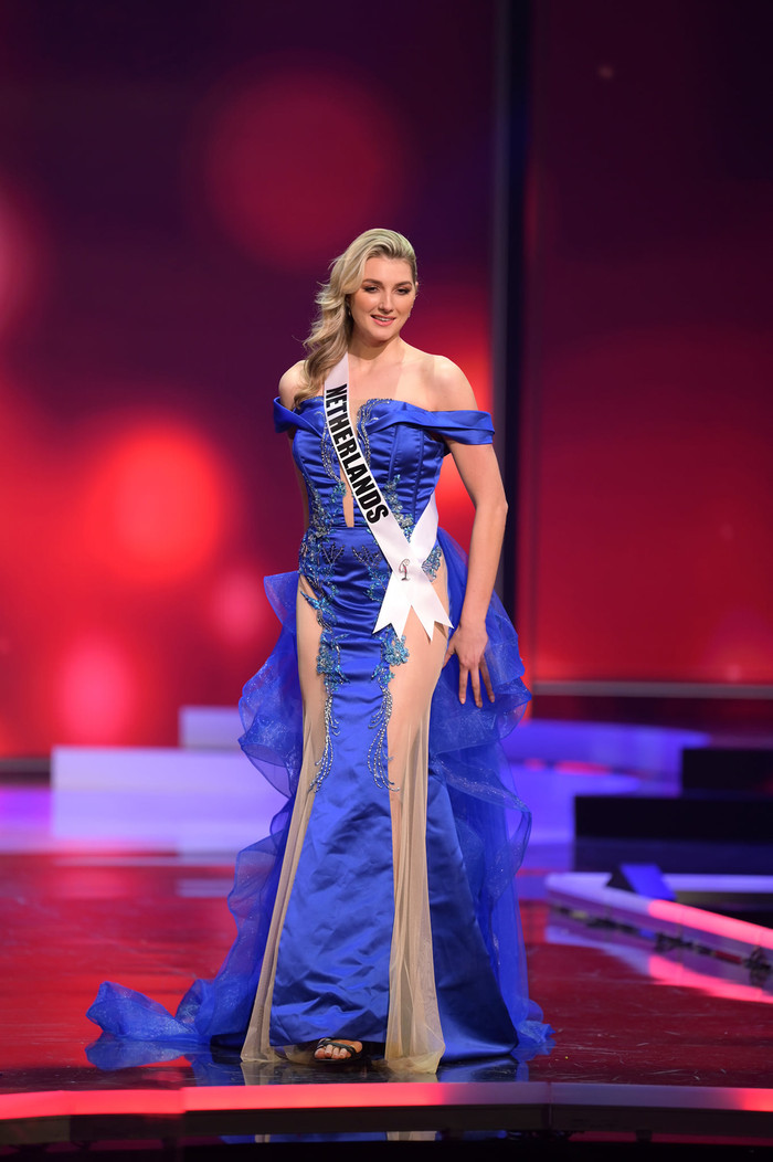 Trong khi đó Hoa hậu Hoàn Vũ xứ Hà Lan Denise Speelman thì như bị tăng cân trong bộ váy chật ních, dáng váy xuyên thấu hai bên chân vô cùng kém duyên.