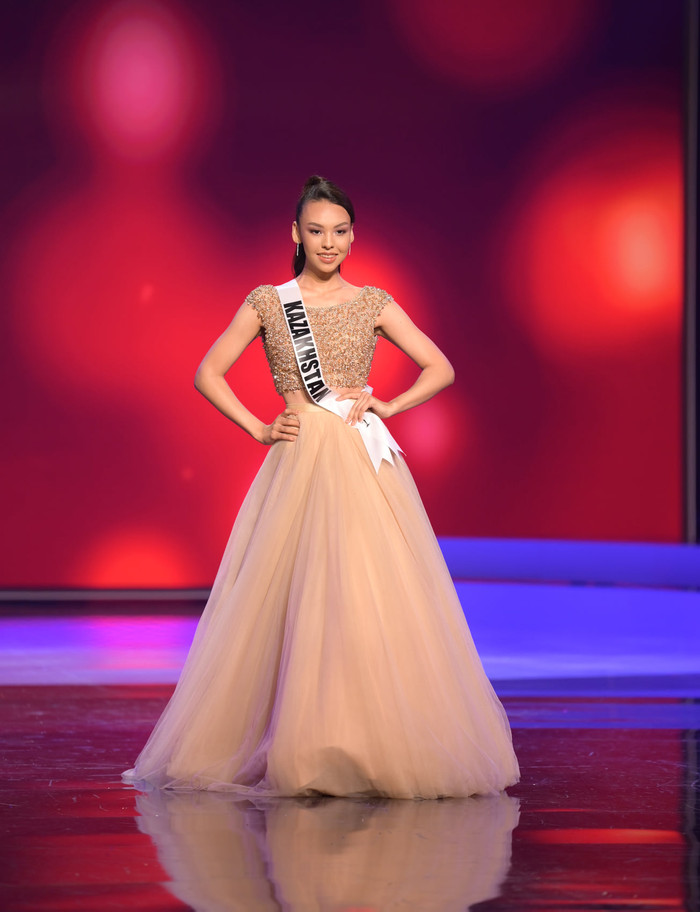 Kamila Serikbai - Đại diện của Kazakhstan mặc kiểu váy nhìn vô cùng bình thường, không có điểm nhấn đặc sắc nào.