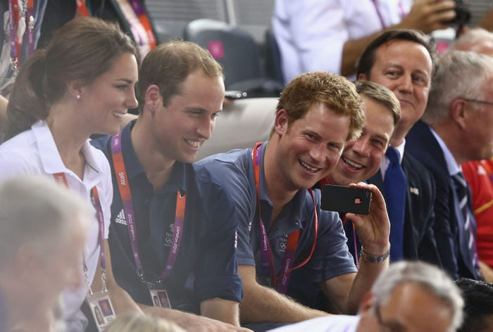 Họ là một phần trong nhóm WhatsApp của gia đình. Năm 2018, cháu rể của Nữ hoàng - Mike Tindall - tiết lộ rằng anh là một thành viên trong nhóm chat WhatsApp với các anh chị em họ. Cụ thể, những người đó là William, Harry, Công chúa Beatrice, Công chúa Eugenie, và vợ/chồng của họ.