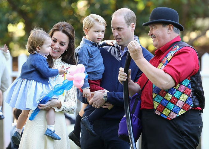 Họ đưa con cái đến chơi lễ hội. George và Charlotte tỏ ra rất hào hứng trong bữa tiệc trẻ em dành cho các gia đình quân nhân ở Canada.