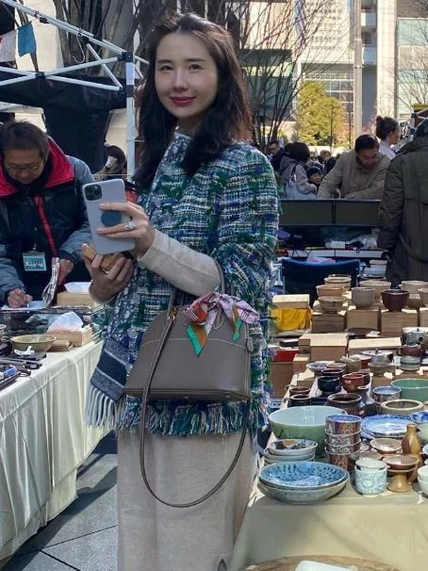 Nhan sắc có phần 'in hằn dấu vết thời gian' của Hoa Hoa