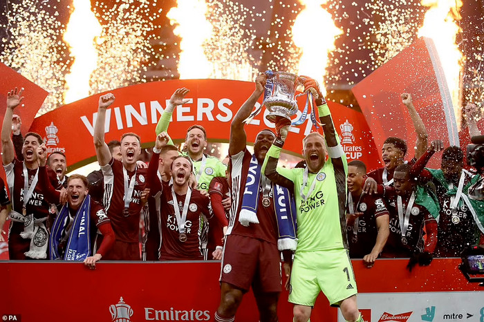 Leicester vô địch FA Cup nhờ cú sút xa của Tilemans.