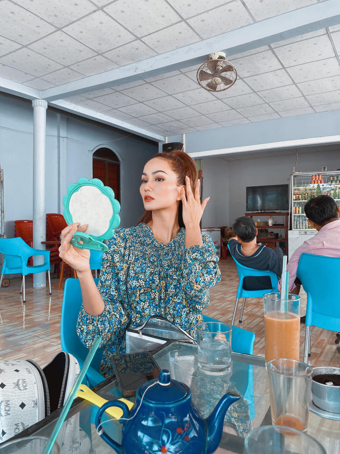 Nhờ việc tự trang điểm mà hiện tại H'Hen Niê có thể tự make up cực kỳ chuyên nghiệp những khi không có chuyên viên trang điểm cho mình.