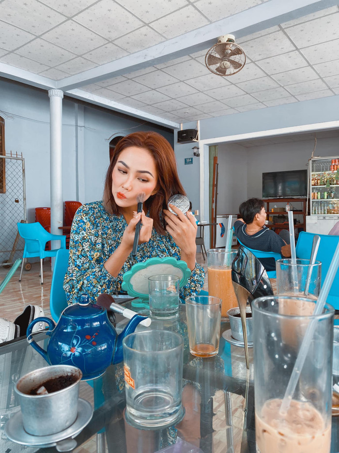 Bình thường H'hen mất khoảng 1 - 2 tiếng để make up khi dự sự kiện, 10 - 15 phút make up với những lần đi chơi với bạn bè, trong đó với cô kẻ lông mày là việc mất thời gian nhất.