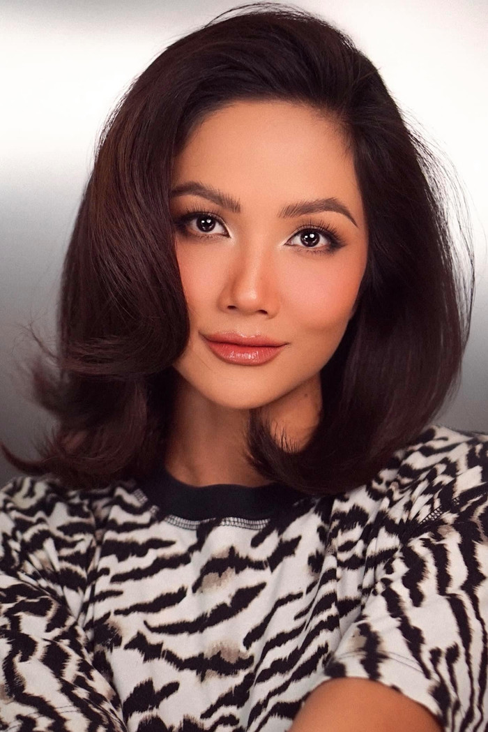 Hàng lông mày của H'Hen Niê luôn là niềm ước ao của các chị em khi có độ cong sắc nét, giúp nhan sắc của nàng Hậu cá tính, quyến rũ và cực kỳ 'Tây'.