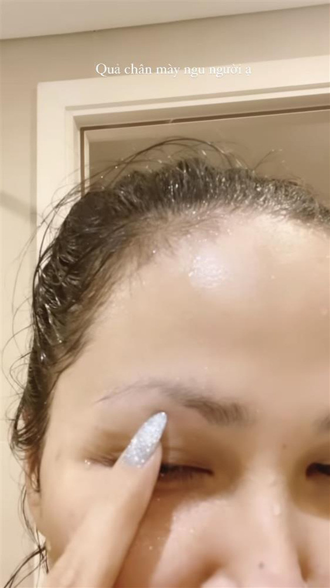 H'Hen Niê nhận kết đắng khi tự cạo lông mày ở nhà.