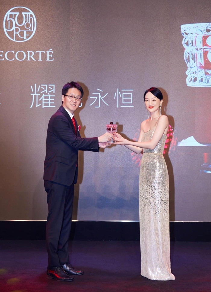 Mỹ nhân Cbiz tỏa sáng ngời ngời trên sân khấu trong hình ảnh chả qua chỉnh sửa