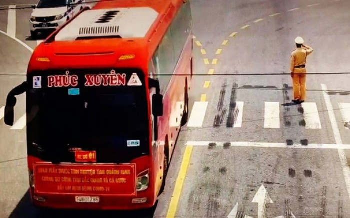 Hình ảnh CSGT chào đoàn y bác sĩ chi viện chống dịch COVID-19 khiến dân mạng xúc động Ảnh 2