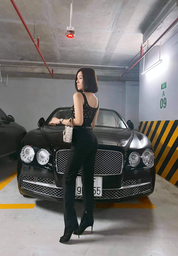 Trang phục đơn giản gồm áo xuyên thấu và quần ôm tôn được hết nét đẹp của nữ ca sĩ.